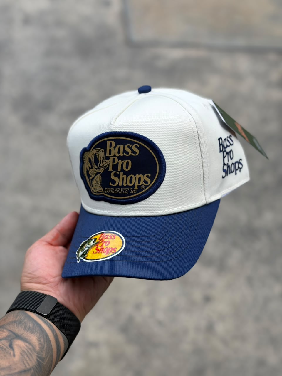 Gorra Bass Pro Shop Blanca y Azul Marino Tela
